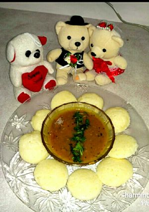 A picture of Idli Sambar.