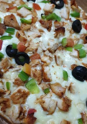 A picture of Cheesy Tikka Chunks Pizza.