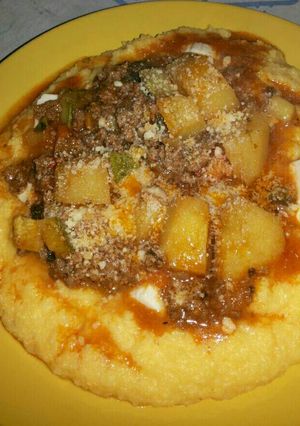 Una foto de Polenta con salsa bolognesa