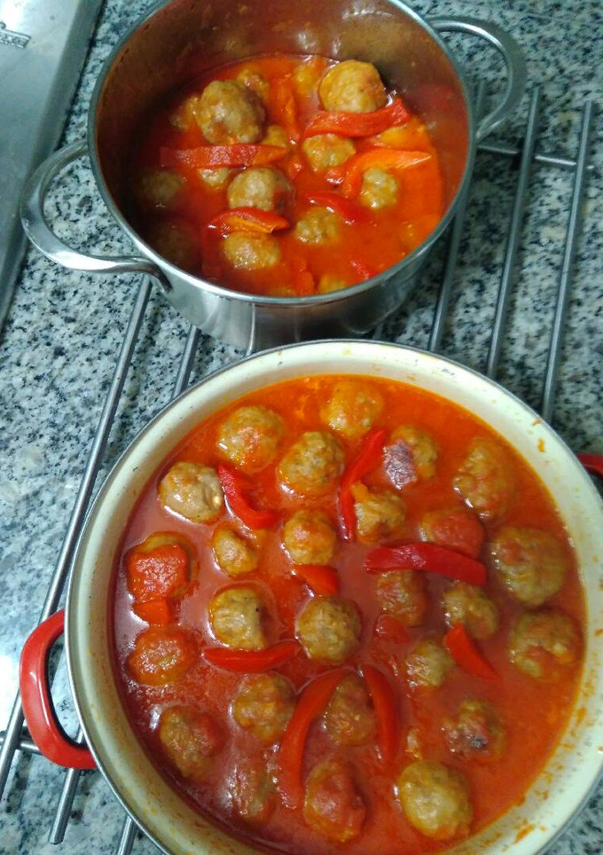 Una foto de Albóndigas con queso y salsa de tomate