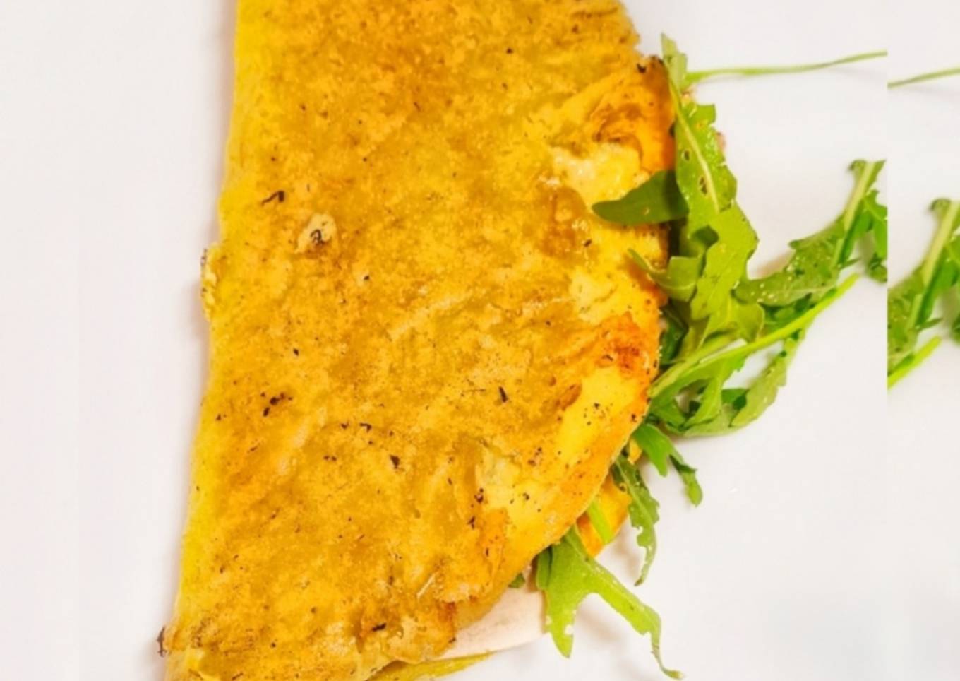 Tortilla crujiente rellena de jamón y champiñones