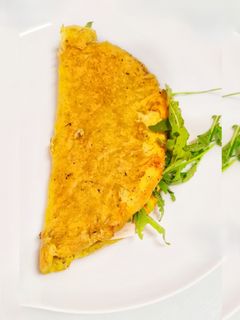 Una foto de Tortilla crujiente rellena de jamón y champiñones