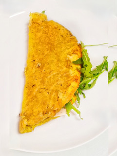 Una foto de Tortilla crujiente rellena de jamón y champiñones