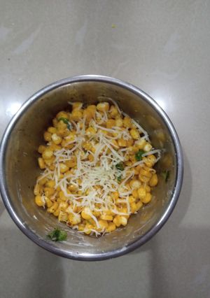 ચીઝી મકાઈ ચાટ(cheese makai chaat recipe in Gujarati) રેસીપી મુખ્ય ફોટો