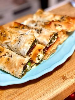 Una foto de Rollitos de masa filo con espinacas, queso feta y dátiles