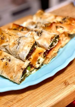 Foto principal de Rollitos de masa filo con espinacas, queso feta y dátiles