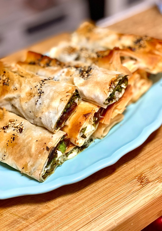 Una foto de Rollitos de masa filo con espinacas, queso feta y dátiles