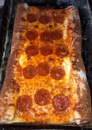 A picture of Garlic & herb cheesy Stuffed crust pizza.