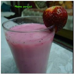 A picture of Homemade Strawberry shake 😊😊😊.