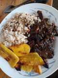 Hígado encebollado. Tajadas y árroz
