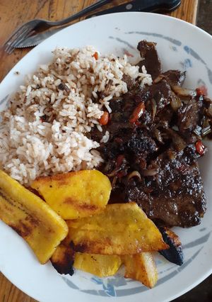 Una foto de Hígado encebollado. Tajadas y árroz
