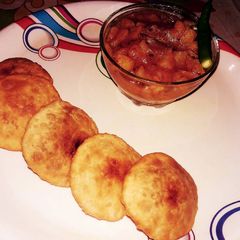 A picture of Urad Daal khasta with chatpatti aloo ki sabji.