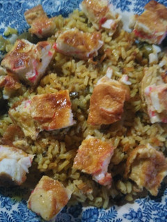 Una foto de Arroz con bocaditos de tortilla de surimi