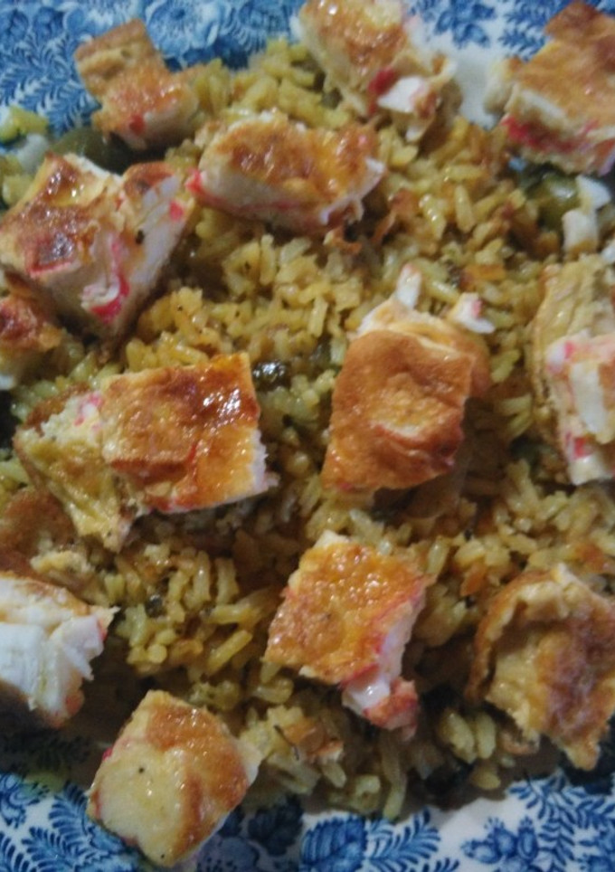 Una foto de Arroz con bocaditos de tortilla de surimi