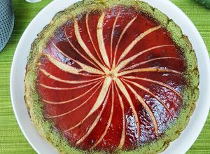 Une photo de Galette au thé matcha et confiture de cerises