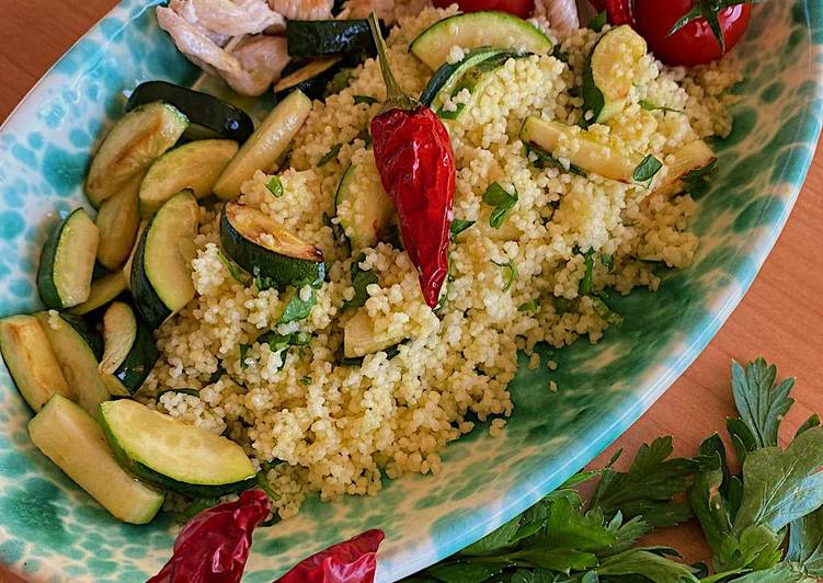 Insalata di Cous cous con pollo piccante, zucchine e pomodori🍅