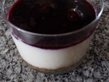 Postre queso, cuajada, galletas texturizada y mermelada casera