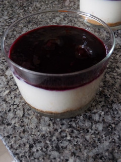 Foto principal de Postre queso, cuajada, galletas texturizada y mermelada casera
