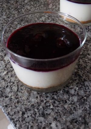 Una foto de Postre queso, cuajada, galletas texturizada y mermelada casera