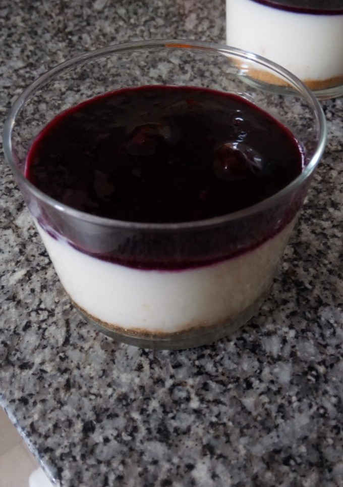 Una foto de Postre queso, cuajada, galletas texturizada y mermelada casera