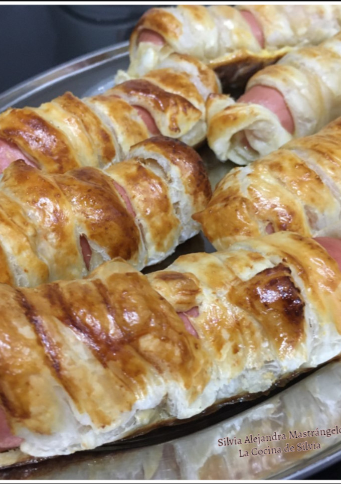 Una foto de Salchichas con queso hojaldradas