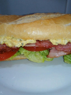 Una foto de Bocata de crema de huevo y bacon