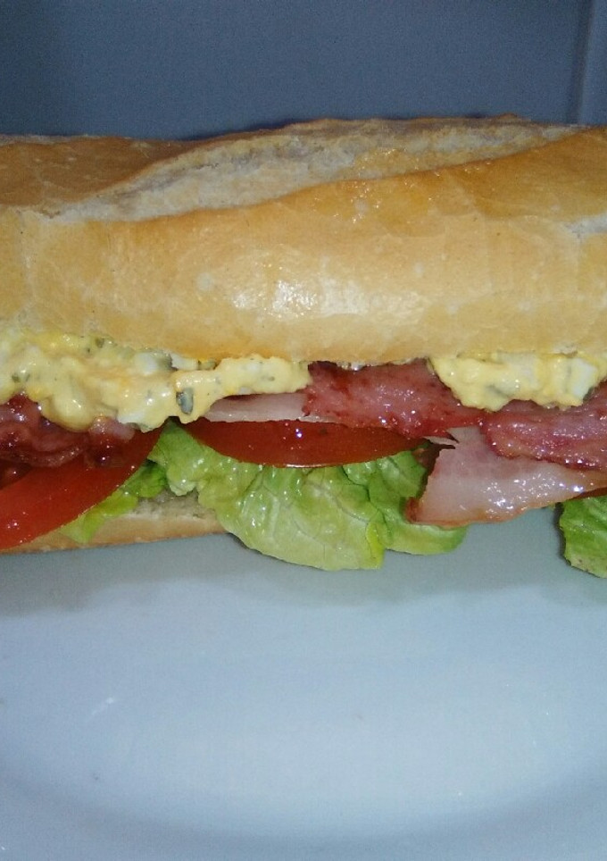 Una foto de Bocata de crema de huevo y bacon