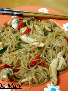 Una foto de Fideos chinos con pollo