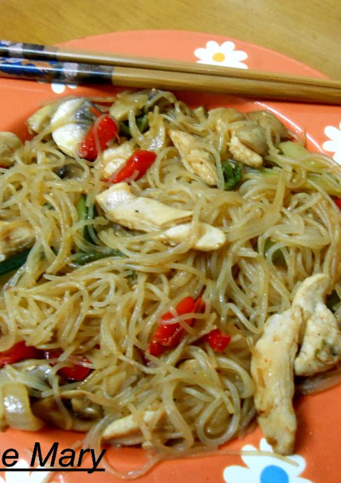 Una foto de Fideos chinos con pollo