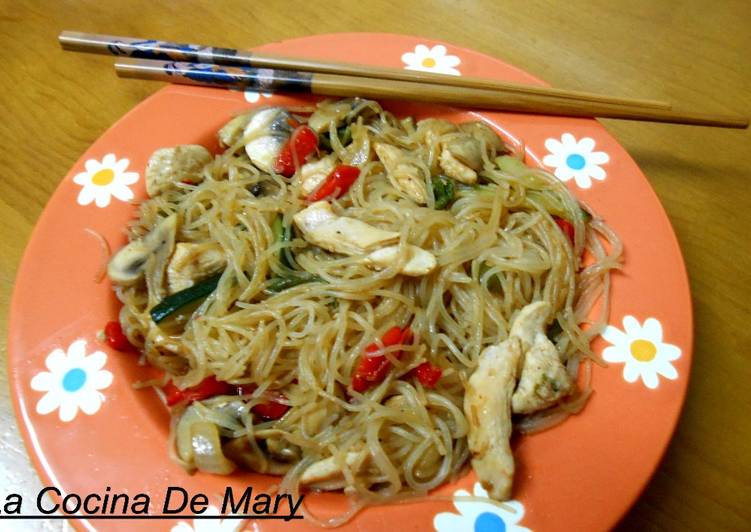 Fideos chinos con pollo