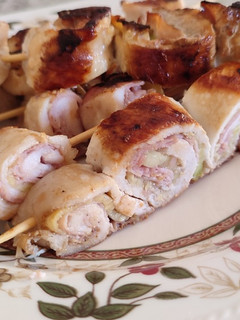 Una foto de Brochetas de pollo y calabacín a la plancha