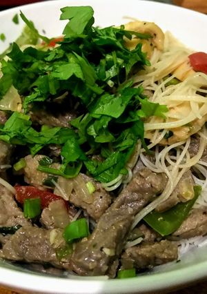 Una foto de Carne mongoleana al merkén con champiñones