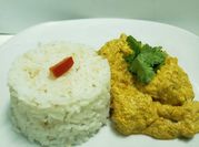 Una foto de pollo curry yogur