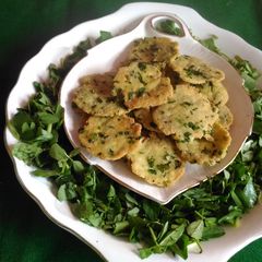 A picture of Methi mathri.
