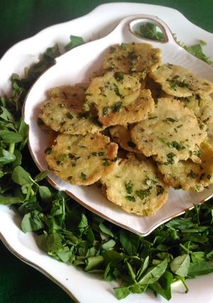 A picture of Methi mathri.