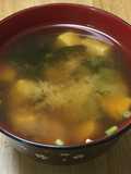 Sopa de miso con tofu y wakame