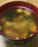 Sopa de miso con tofu y wakame