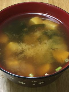Una foto de Sopa de miso con tofu y wakame
