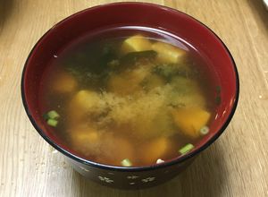 Una foto de Sopa de miso con tofu y wakame