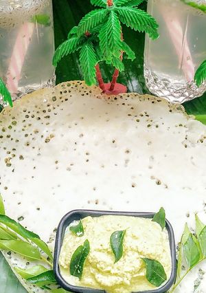 A picture of Appam with coconut chutney.