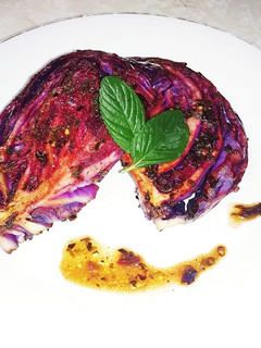 Una foto de Repollo asado (col morada)