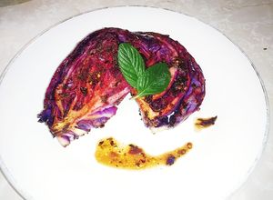Una foto de Repollo asado (col morada)