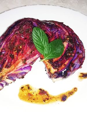 Una foto de Repollo asado (col morada)