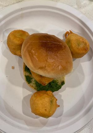 વડાપાવ (Vada Pav Recipe In Gujarati) રેસીપી મુખ્ય ફોટો