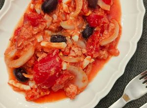 Una foto de Mojete murciano, ensalada de tomate de bote con atún y huevo
