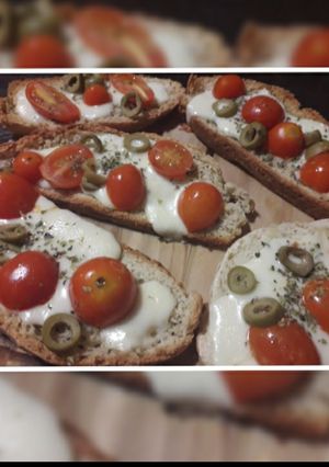 Una foto de Bruschetas caprese 🍅🥖🧀