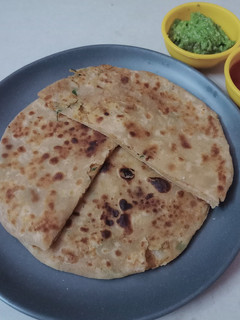 ચીઝ ગાર્લિક આલુ પરોઠા (Cheese Garlic Aloo Paratha Recipe In Gujarati) રેસીપી મુખ્ય ફોટો