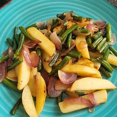 A picture of Green beans and potato sauté.
