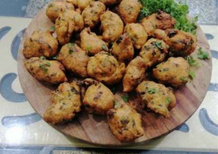 Recipe of Any-night-of-the-week Moong Maash Ke Harey Bhajiye (Mixed Lentils and Green Veggie Pakoras)