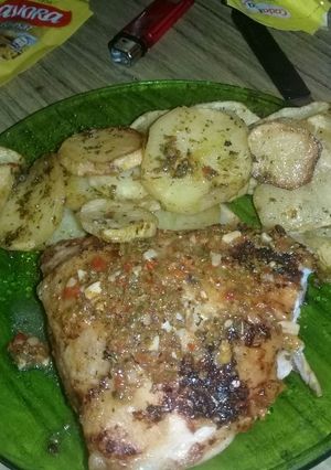 Una foto de Pollo a la parrilla con papa al horno